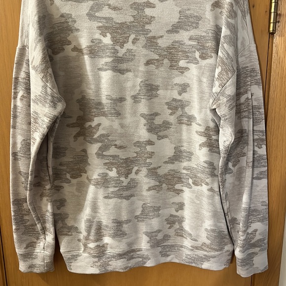Athleta Women’s Pure Luxe Camo Printed Sweatshirt Gray Size Medium - Picture 10 of 10